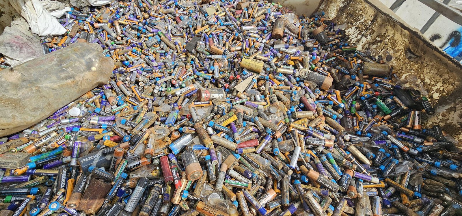 Ofrecen recompensa de 50 mil pesos por información de contenedores con baterías en Ramos Arizpe