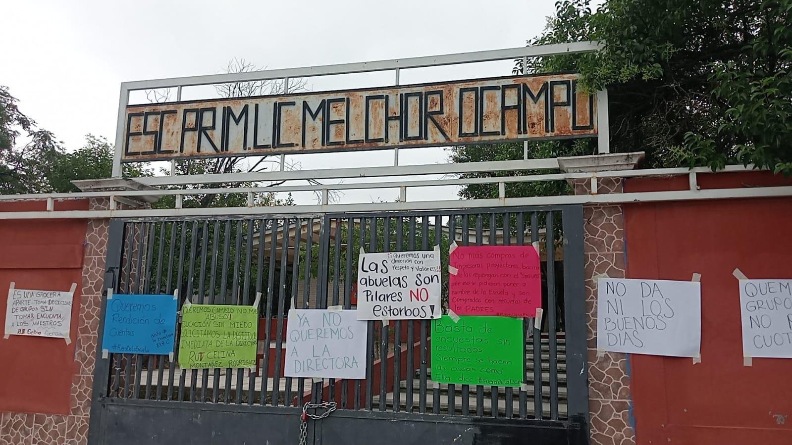 Cierran madres de familia escuela Melchor Ocampo en Saltillo; exigen destitución de la directora