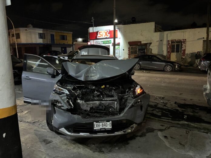 Ignora alto y provoca aparatoso choque múltiple en el centro de Saltillo
