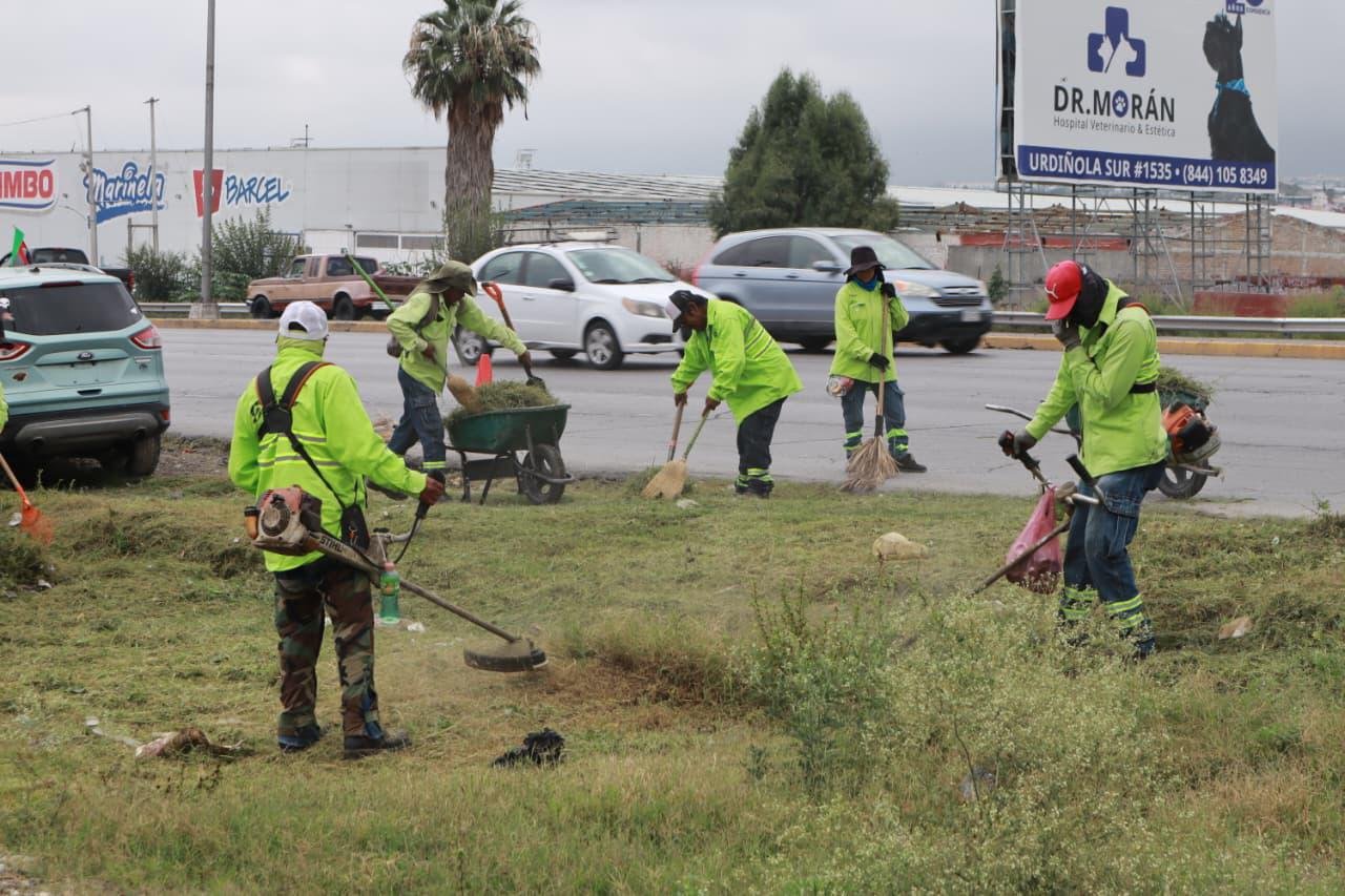 Brigadas de ‘Aquí andamos’ limpian plazas y vialidades de Saltillo