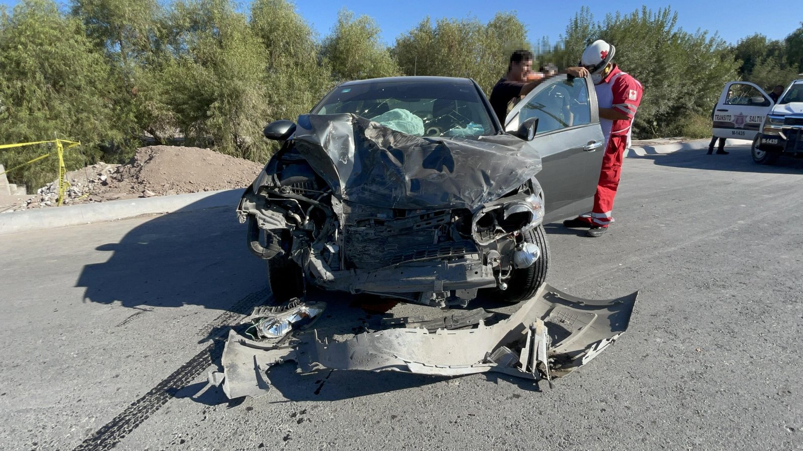 Choca contra Ruta 7A en vialidad no inaugurada y deja dos lesionados en Saltillo