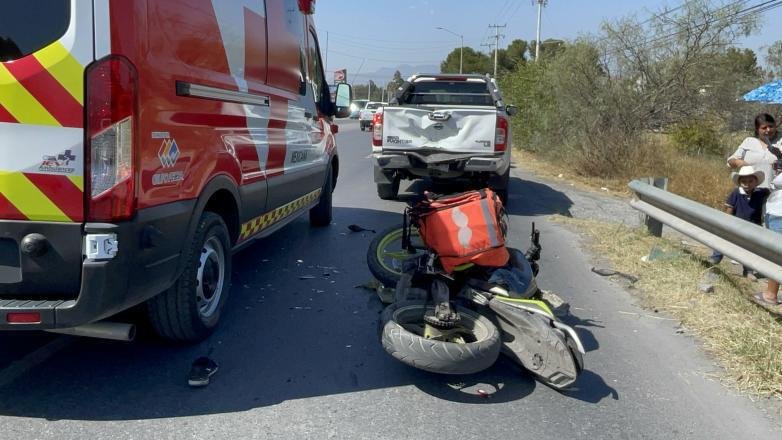 Choque por alcance deja a repartidor lesionado en Saltillo; presuntamente se fracturó ambas muñecas