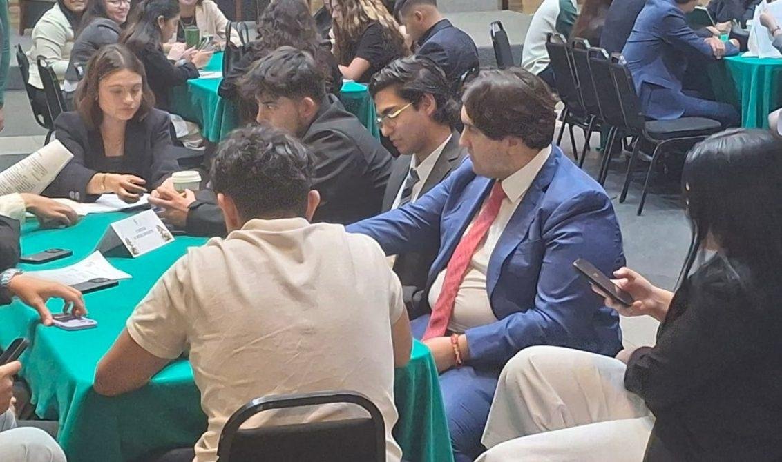 Participa hijo menor de AMLO en parlamento juvenil en el Senado