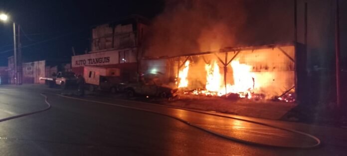 Amanece en llamas carpintería en Saltillo; investigan si fue intencional o cortocircuito