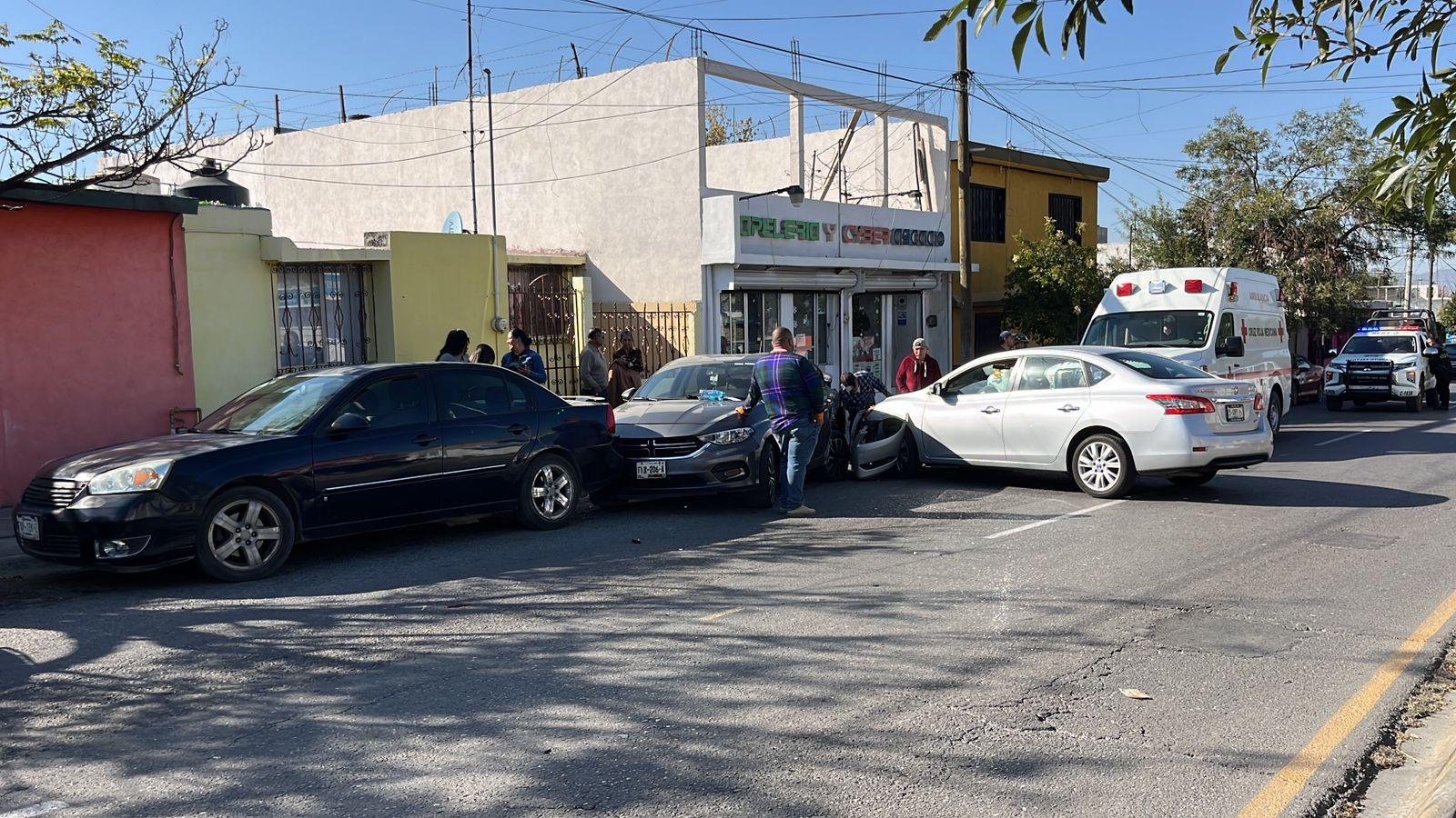 Septuagenario dormita y se impacta contra dos autos estacionados, al oriente de Saltillo
