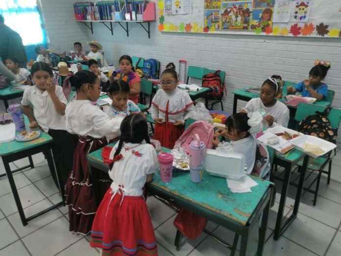 Primaria de Acuña impulsa identidad nacional con muestra de estados
