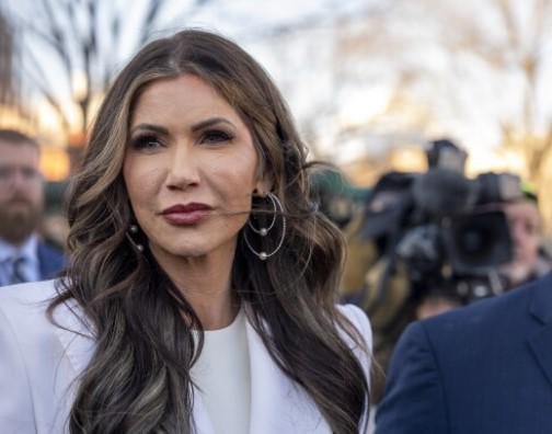 Anuncia Kristi Noem la detención de más de 150 migrantes ilegales acusados de delitos sexuales en Florida