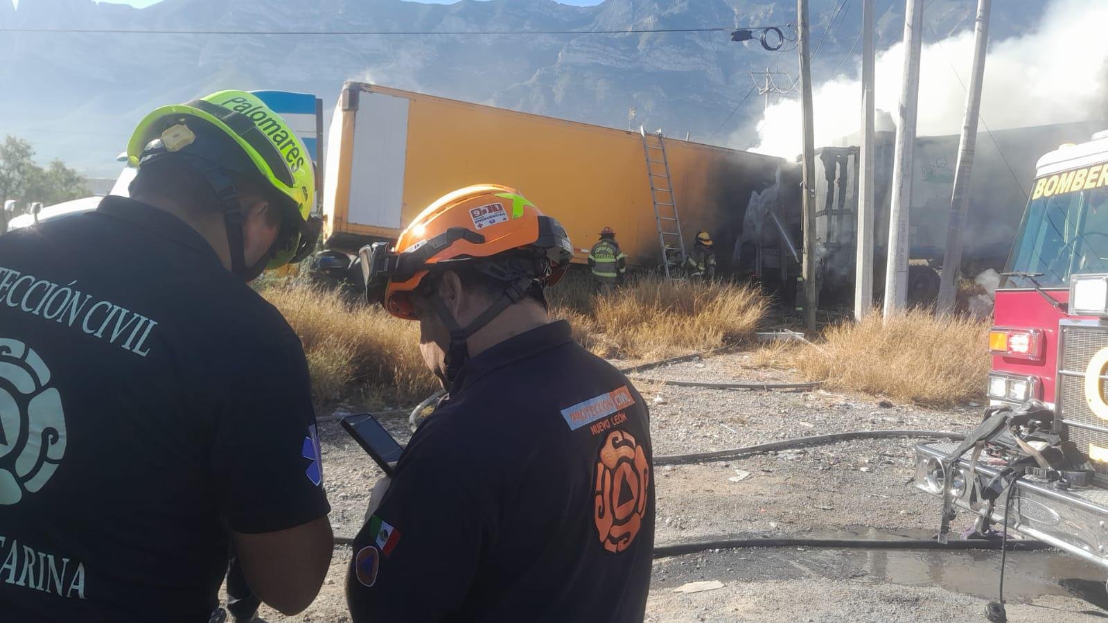 Tráiler de doble remolque cargado de pacas de cartón se incendia en la Carretera a Saltillo