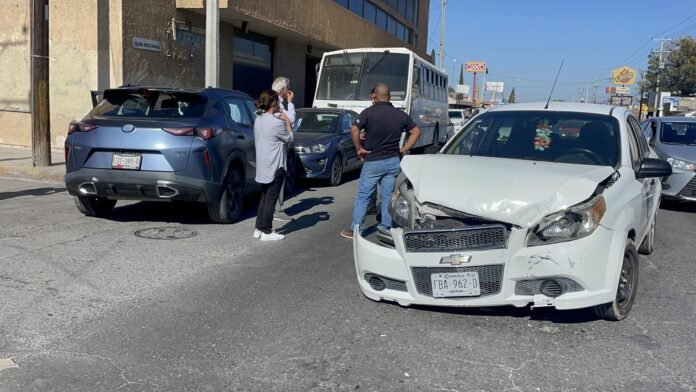 Quita el paso a vehículo y se proyecta contra automóviles en zona Centro de Saltillo