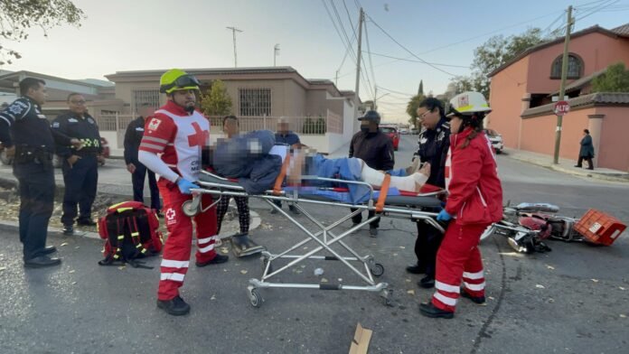 No ve a motociclista y le corta el paso en Saltillo; termina con probable fractura