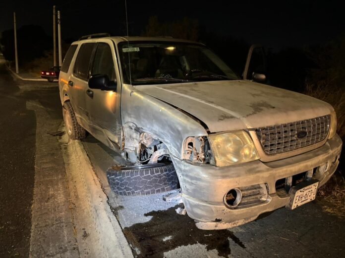 Sufre falla mecánica, brinca el camellón y se impacta contra vehículo al sur de Saltillo