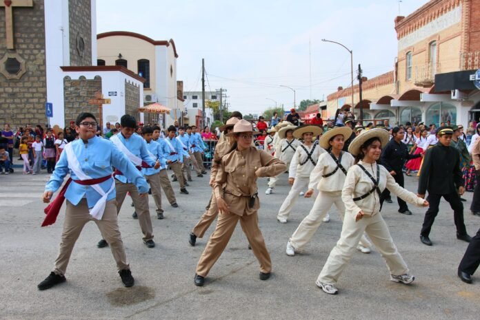 Celebra Sabinas con orgullo el Desfile de la Revolución Mexicana encabezado por el Alcalde