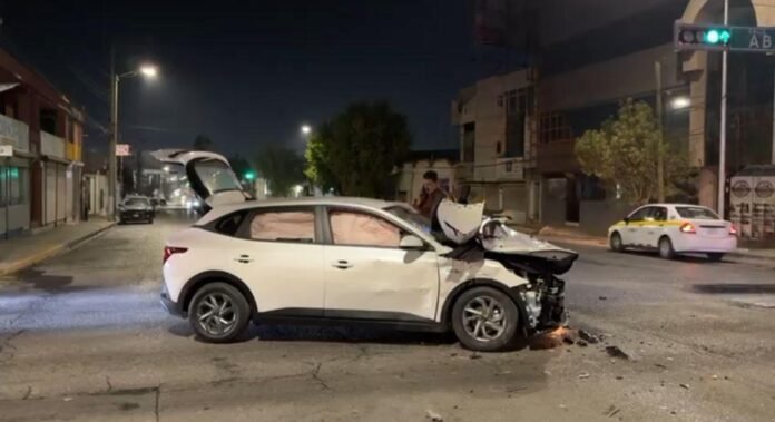 Desata accidente conductor de plataforma al ignorar la luz roja en Saltillo