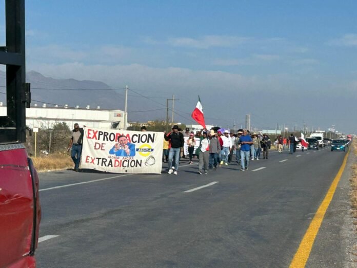 Ex obreros de AHMSA marchan de Castaños rumbo a Saltillo para exigir pago de salarios y finiquitos (video)