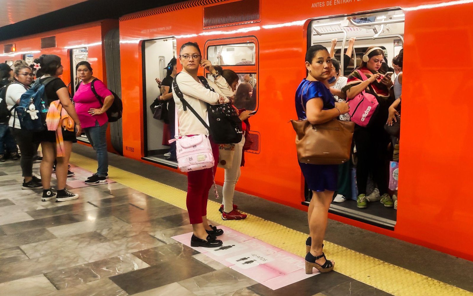 Caída ‘dominó’ en escaleras de la estación Ciudad Deportiva del Metro CDMX deja 12 lesionados