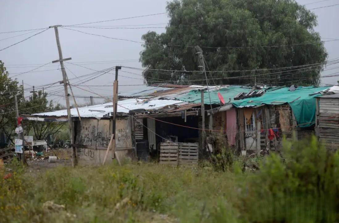 Saltillo: Pobladores de la periferia necesitan hules y cobijas para enfrentar el invierno