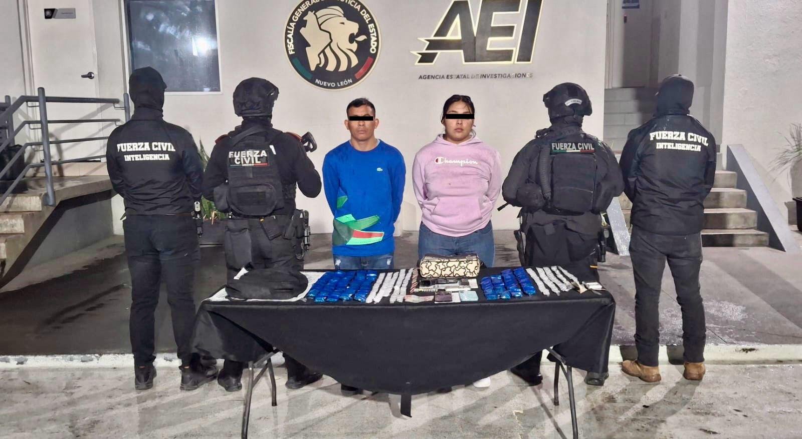 Dos adolescentes y dos adultos fueron detenidos en posesión de droga y un arma, en NL