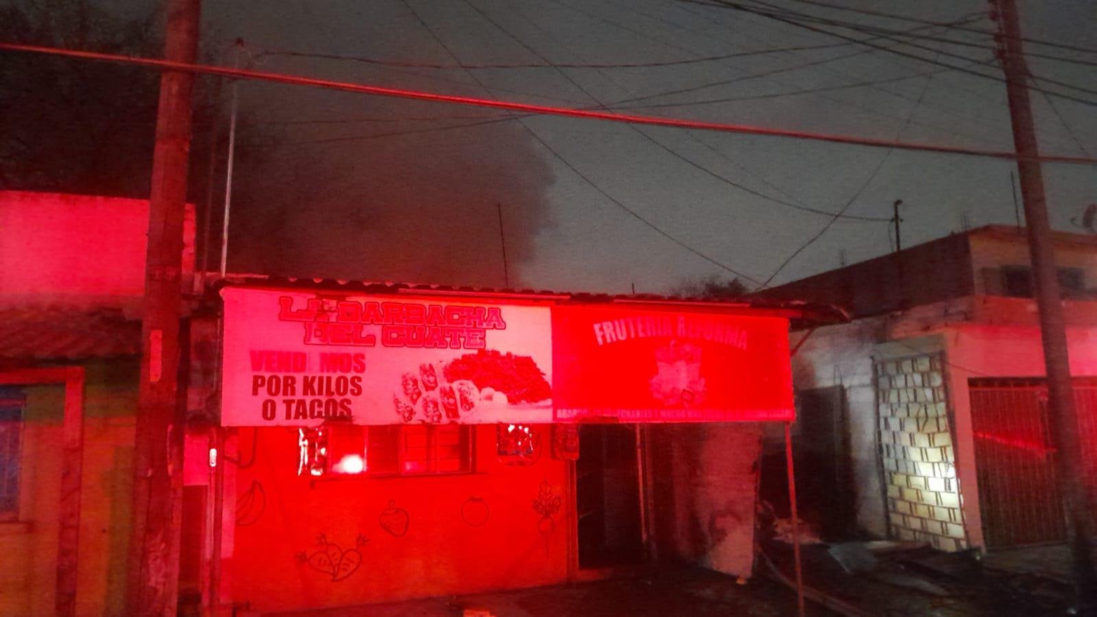 Incendio en comercio deja 30 evacuados en Apodaca, NL