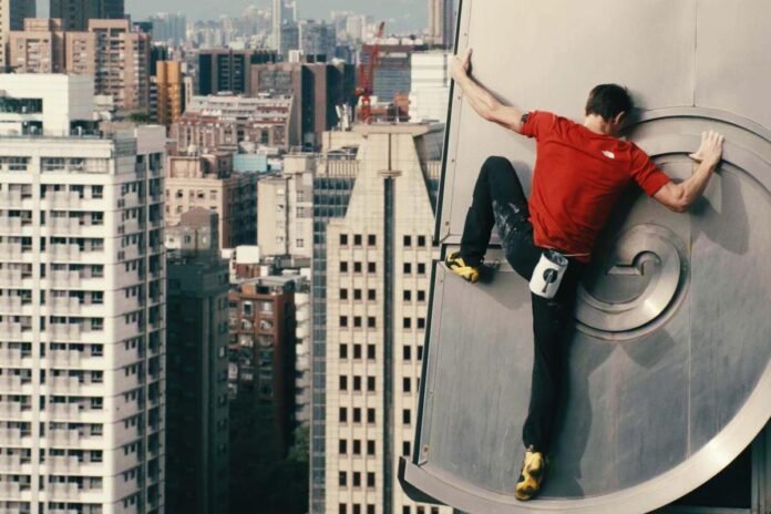 Alex Honnold subió sin cuerdas el Taipei 101 de 508 metros... y Netflix le dio un pagó ‘vergonzoso’