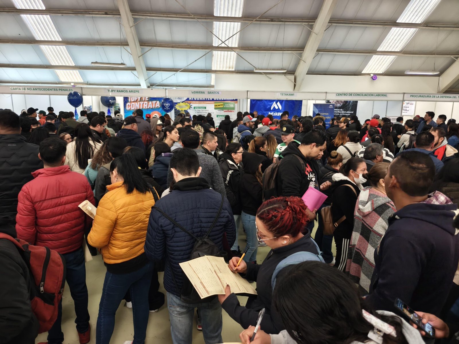 Acuden miles a la Primera Feria de Empleo en Saltillo