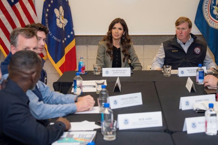 Cierran puente internacional Piedras Negras-Eagle Pass por visita de la secretaria de Seguridad de EUA, Kristi Noem