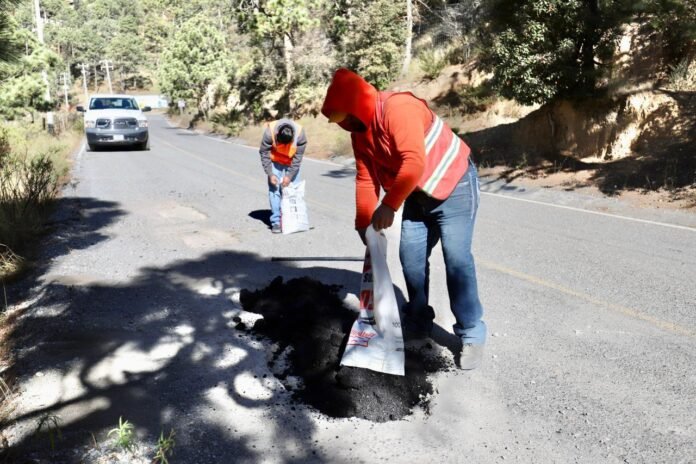 Arteaga mantiene bacheo permanente en cabecera y ejidos para mejorar la movilidad