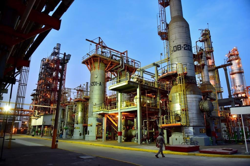 México rebasa a EU en precio del petróleo: la mezcla nacional se coloca por encima del WTI