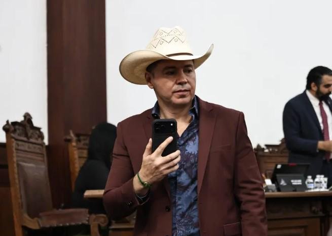 guarda millones de pesos en efectivo